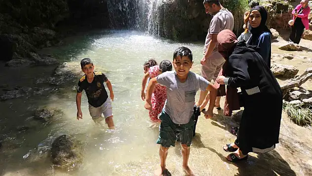 Girlevik Şelalesi Yerli ve Yabancı Turistlerin Uğrak Noktası Oldu