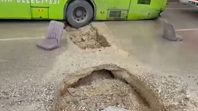 Şiddetli yağış sonrası çukura düşen belediye otobüsü kurtarıldı!