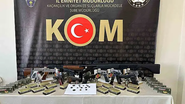 Silah kaçakçıları derin dondurucuda saklasa da polisten kaçamadı