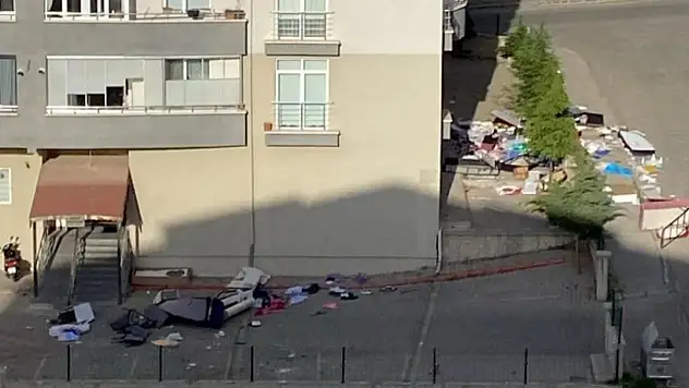 Sinir krizi geçiren şahıs evindeki eşyaları sokağa attı!