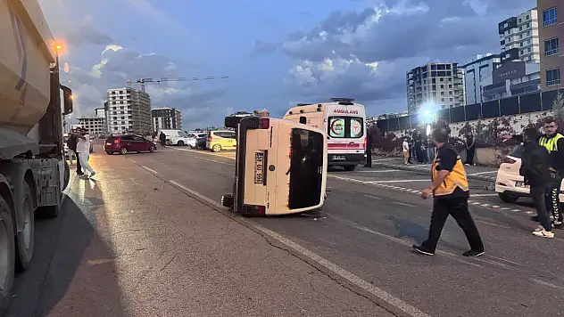 Şirintepe'de feci kaza: Otomobile çarpıp yan yattı