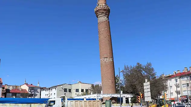 Sivas'ın gözdesi, 8 asırlık eğri minare restorasyona alındı