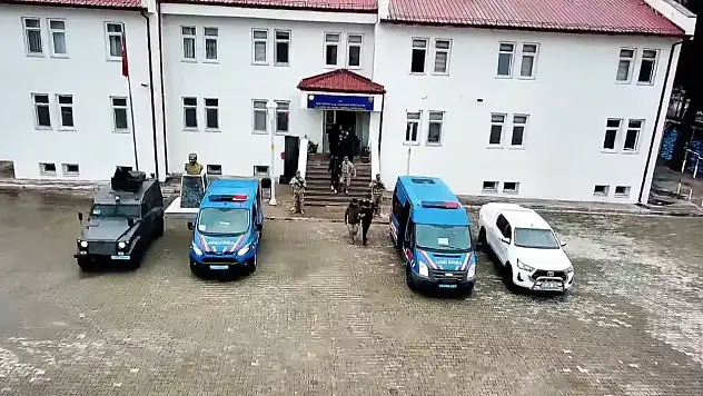 Sivas'ta 10 kaçak göçmen yakalandı: 1 gözaltı