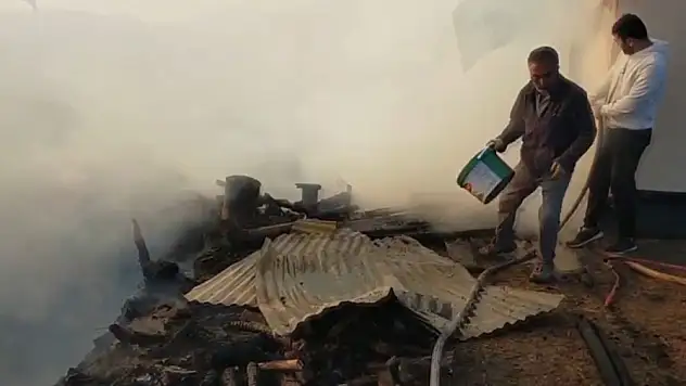 2 ev ve 2 samanlık küle döndü