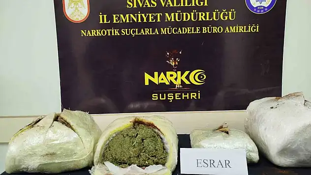 Sivas'ta Uyuşturucu Madde Taşıyan 2 Kişi Tutuklandı