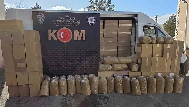 Sivas'ta araç ve otobüste kaçak tütün ele geçirildi