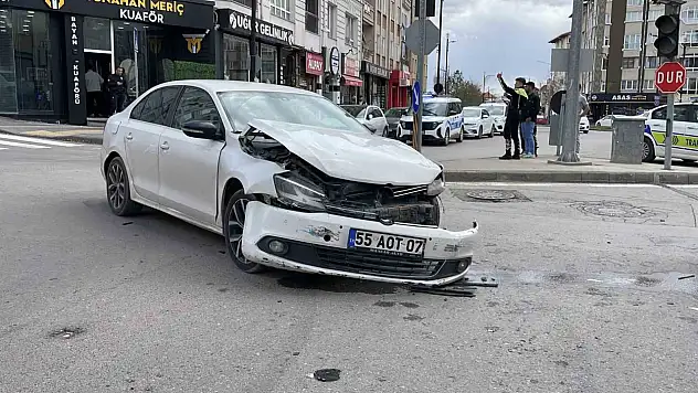 Sivas'ta Kavşakta Kaza: 1 Yaralı