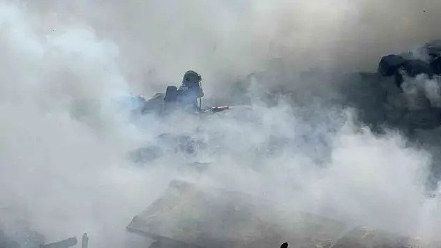 Sivas'ta atık malzemelerin biriktiği evde yangın çıktı