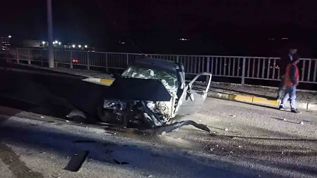 Sivas'ta trafik kazası: Aydınlatma direğine çarpan sürücü yaralandı