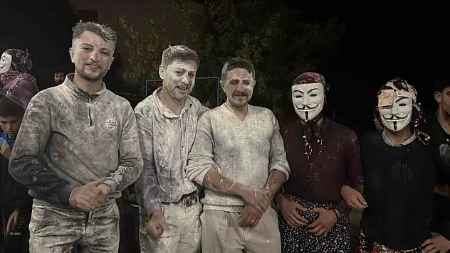 Düğünde deve oyunu ve eşeğe bindirme geleneği görenleri şaşkına çevirdi