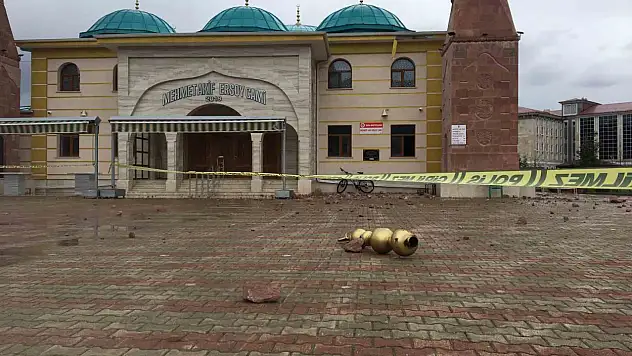 Cami minaresine yıldırım düştü