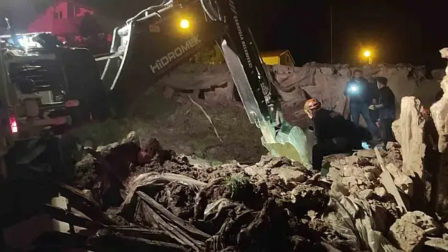 Sivas'ta ağılın çatısı çöktü: 13 küçükbaş telef oldu