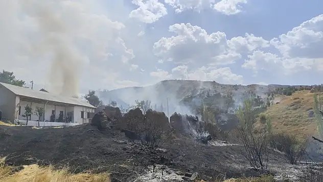 Sivas'ta köy yangını paniğe neden oldu: Alevler evleri sardı