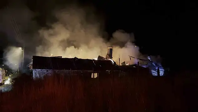 Sivas'ta çıkan yangında alevler geceyi aydınlattı