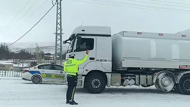 Sivas'ta etkili olan kar ulaşımda aksamalara neden oluyor!