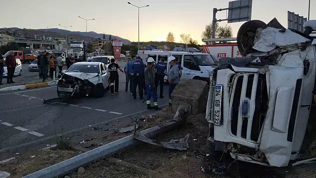 Sivas'ta işçileri taşıyan minibüs kaza yaptı: 15 yaralı!