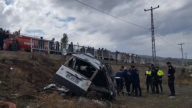 Sivas'ta hafif ticari araç takla attı: 3'ü ağır 5 yaralı!