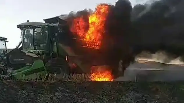 Sivas'ta hasat sırasında biçerdöver alev aldı!
