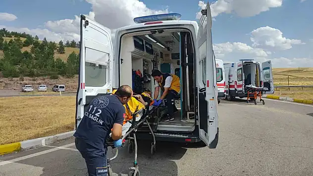 Sivas Kayseri yolunda trafik kazası: 1 kişi öldü 8 kişi yaralandı