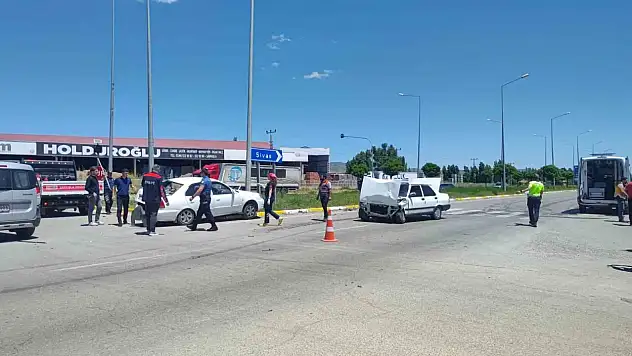 Sivas'ta iki otomobil çarpıştı, 2 kişi yaralandı