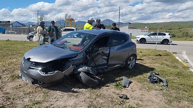Sivas'ta iki otomobilin çarpıştı: 4 kişi yaralandı
