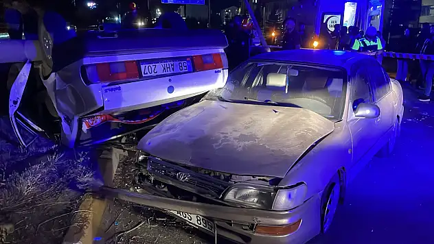 Sivas'ta iki otomobilin çarpışması sonucu 2'si çocuk 5 kişi yaralandı