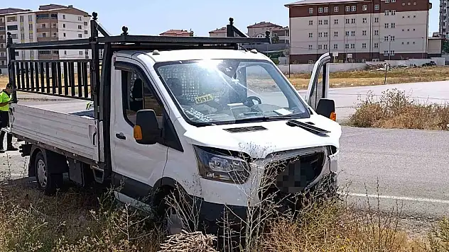 Kamyonet ile otomobil çarpıştı: 3'ü çocuk 6 yaralı