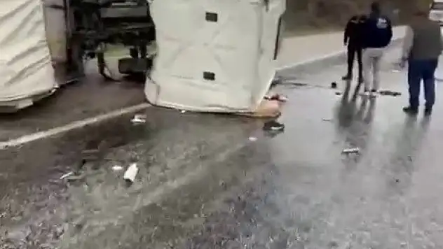 Kontrolden çıkan kamyon devrildi, sürücü yaralandı!