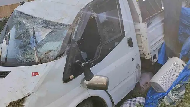 Sivas'ta kamyonet duvara çarptı: 4 yaralı