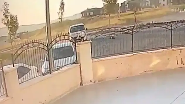 Sivas'ta kontrolden çıkan otomobil savrulup duvara çarptı!