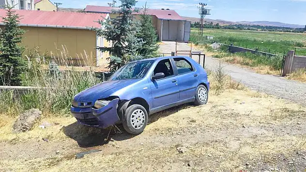 Sivas'ta korkutan kaza! Bariyerlere çarpan araçta 4 kişi yaralandı