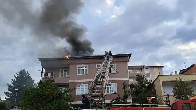 3 katlı binanın çatı katında yangın çıktı!