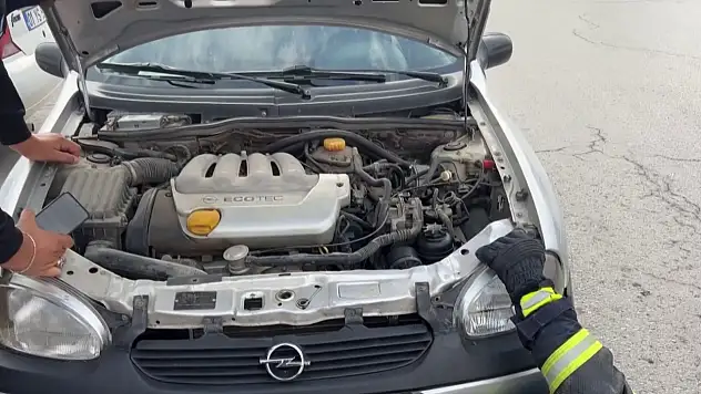Sivas'ta motor aksamına sıkışan yavru kedi kurtarıldı!