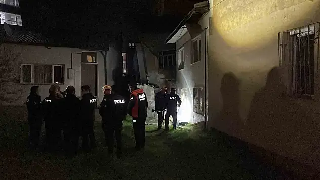 Sivas'ta müstakil ev çöktü yaşlı adam kendi imkanları ile kurtuldu!