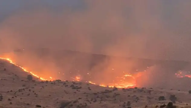 Sivas'ta korkutan yangına ekiplerin müdahalesi sürüyor