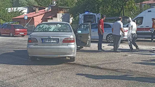 Sivas'ta otomobiller çarpıştı: 4 kişi yaralandı!