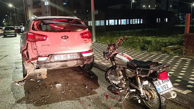 Sivas'ta park halindeki cipe çarpan motosiklet sürücüsü hayatını kaybetti