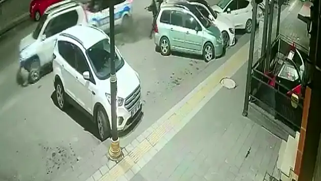 Sivas'ta polisin 'dur' ihtarına uymayan sürücü, ortalığı savaş alanına çevirdi