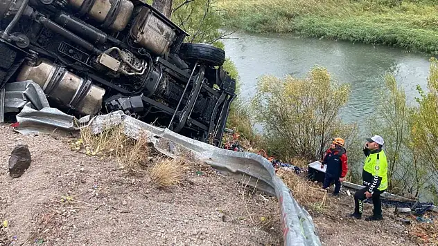 Sivas'ta Sebze Yüklü Tır Devrildi
