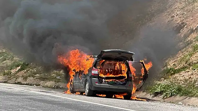 Sivas'ta seyir halinde otomobil alev aldı!