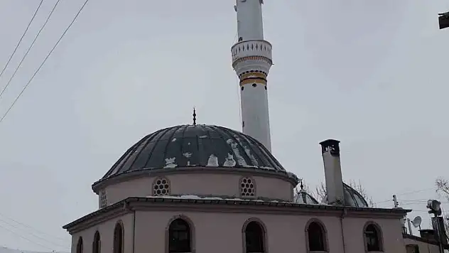 Sivas'ta şiddetli rüzgar cami minaresini uçurdu