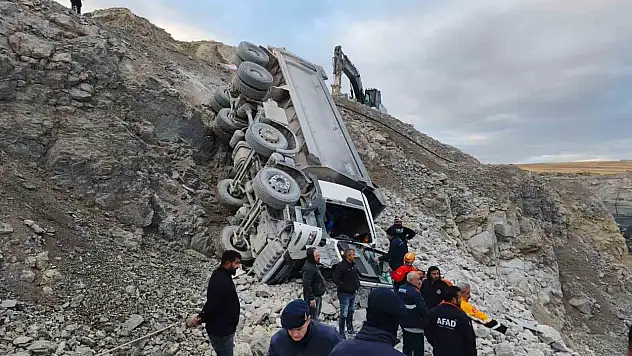 Sivas'ta taş ocağında korkutan kaza: Kamyon sürücüsü araçta sıkıştı!