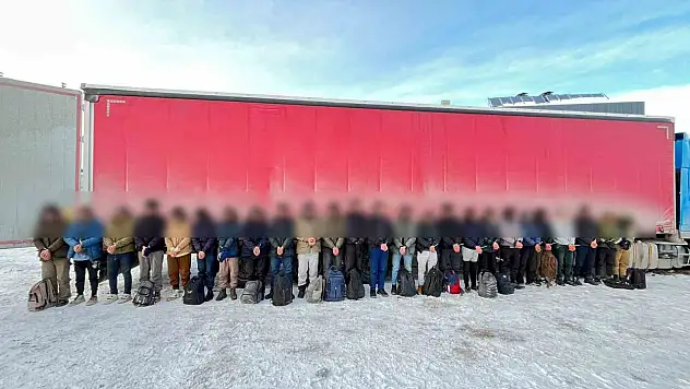 25 kaçak göçmen tır dorsesinde yakalandı