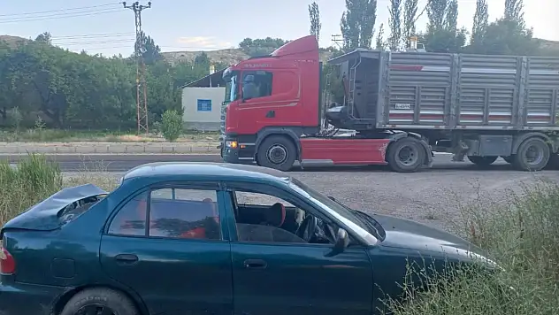 Sivas trafik kazası: Tır ve otomobil çarpıştı