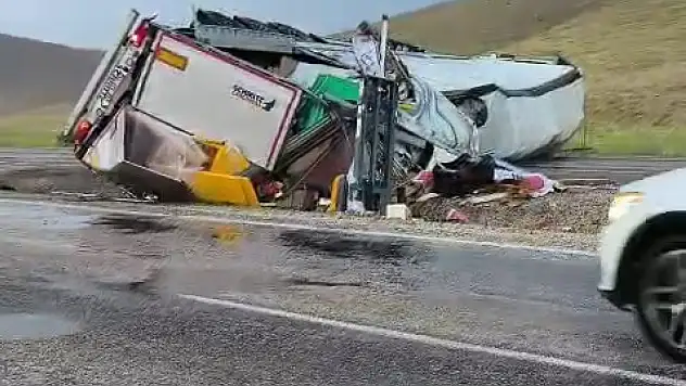 Kayseri-Malatya yolunda korkutan kaza! Yağmur sonrası tır devrildi