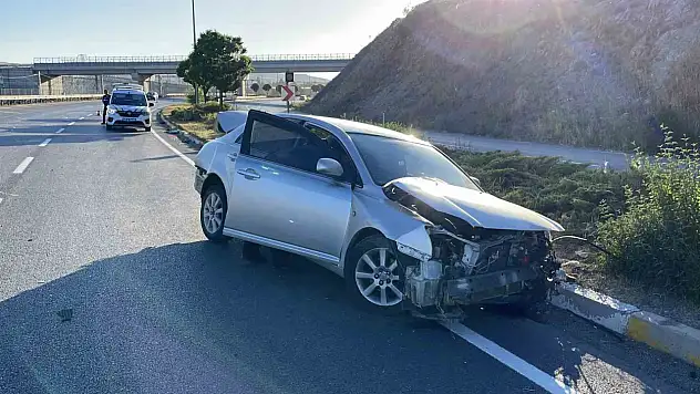 Kontrolden çıkan araç bariyere çarptı: 2 kişi yaralandı