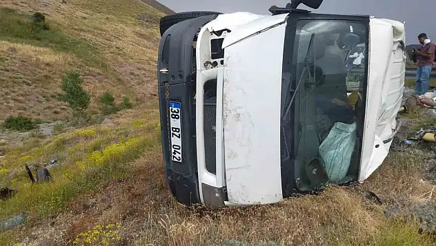 Sivas'ta otomobil ve minibüs çarpıştı: 5'i çocuk 11 yaralı