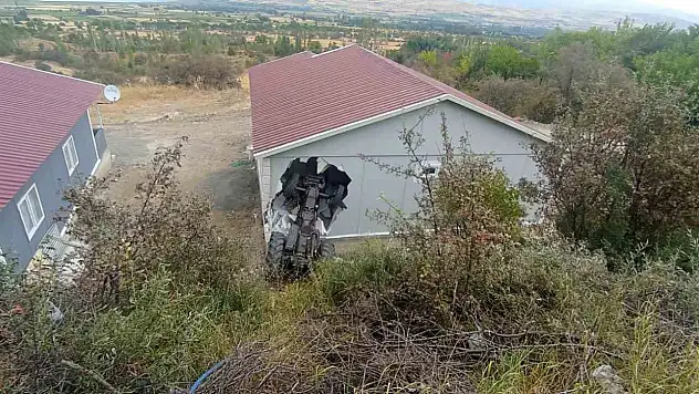 Sivas'ta traktör evin duvarını yıktı