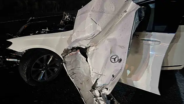 Traktöre çarpan otomobil hurda yığınına döndü