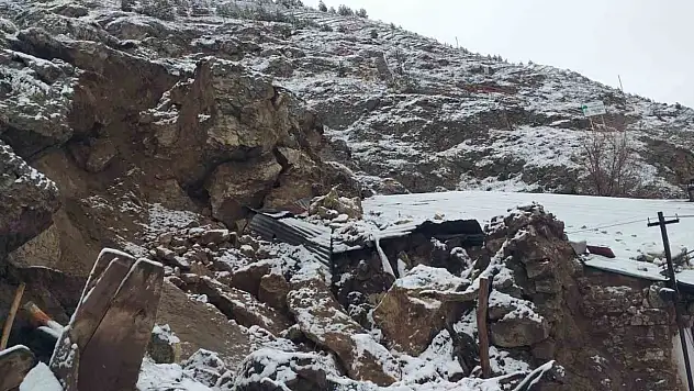 Sivas'ta yamaçtan kopan kayalar tehlike saçtı